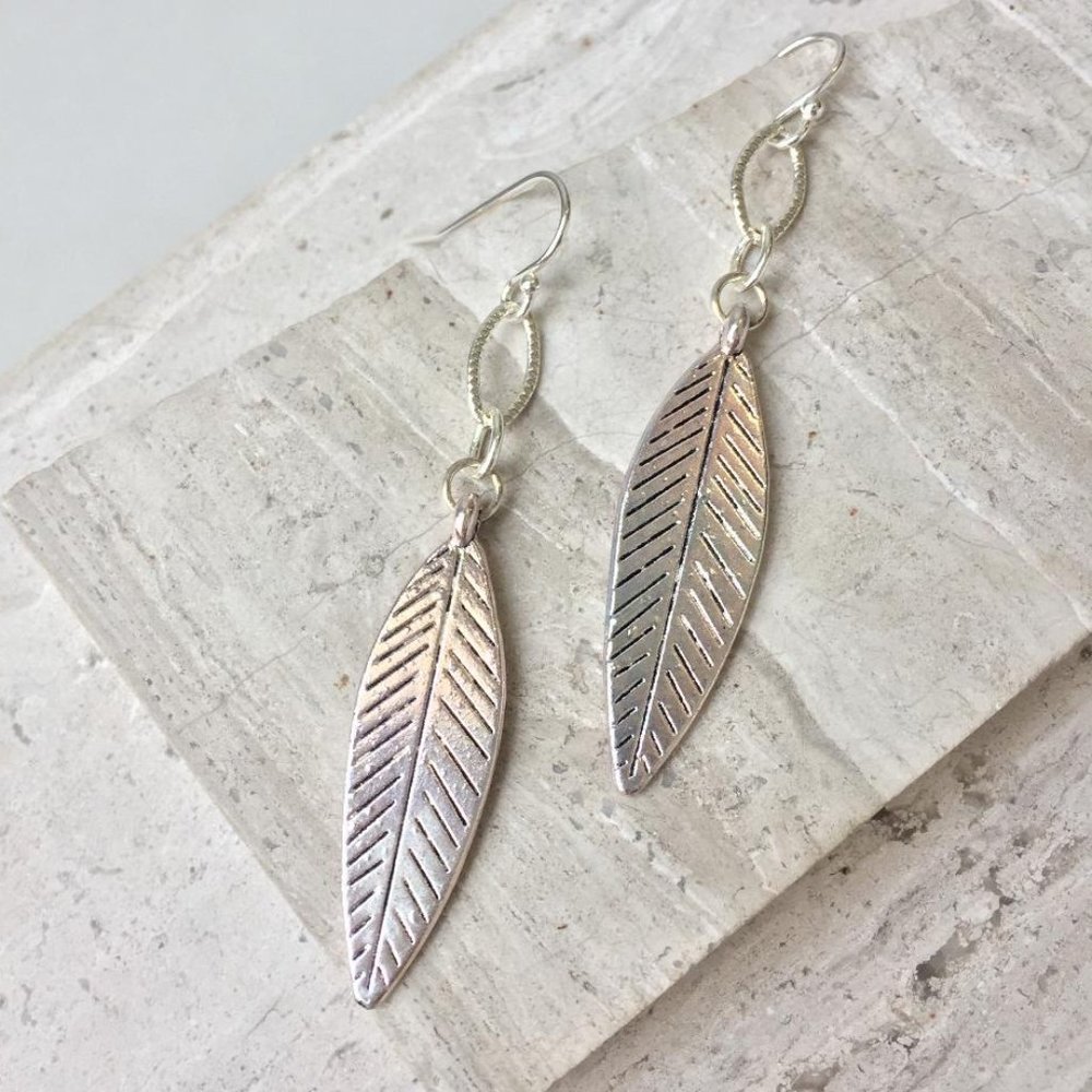 Ster. Silver Link & Feather charm Earrings